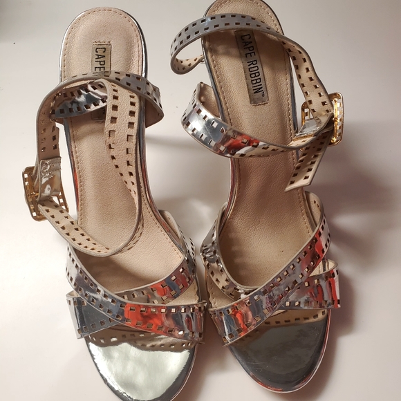 Cape Ribbon Silver Metallic Stilettos Sandals. SIZE 11. - Picture 2 of 4